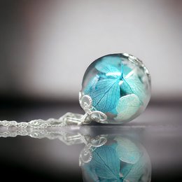 Alegría de vivir en vidrio y plata: flores de hortensia en una bola de vidrio transparente en una cadena de plata de ley 925 - K925-98