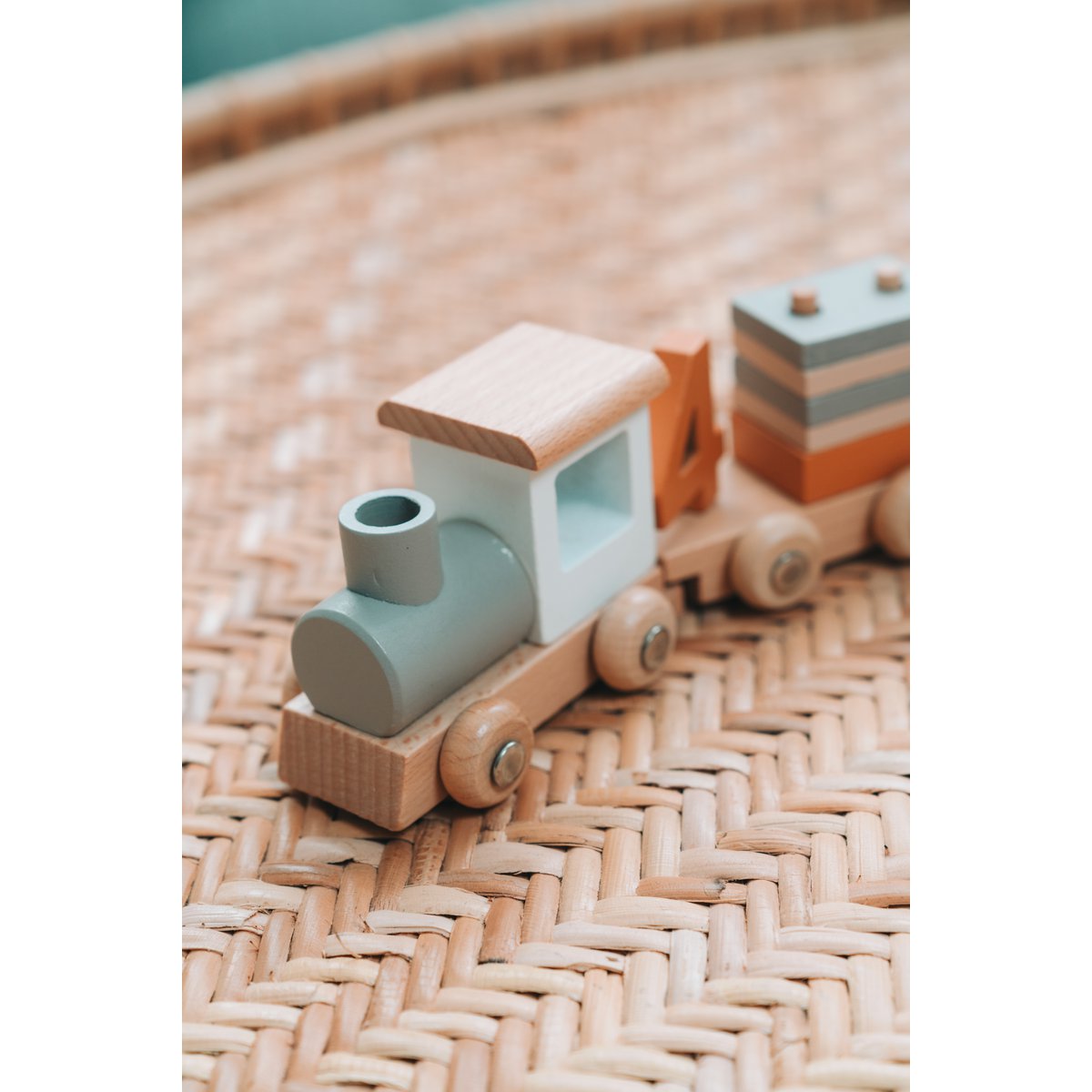 KIAN Family: Wooden locomotive with building blocks