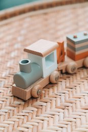 KIAN Family: Wooden locomotive with building blocks