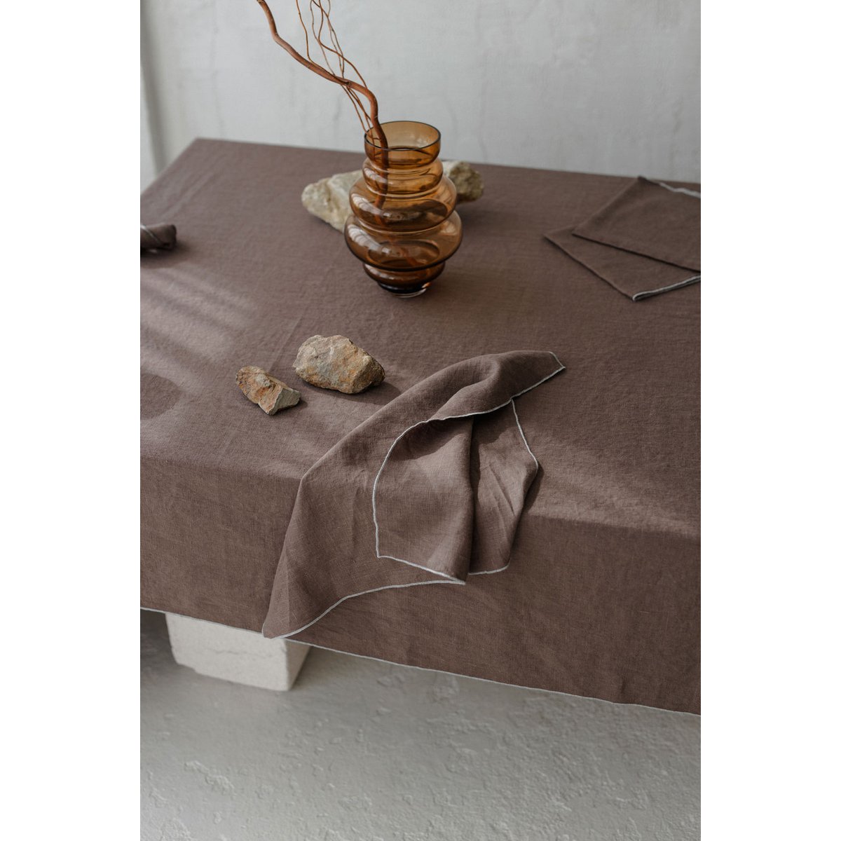 Linned dug med kontrastdetaljer Stone & Cacao Brown -330x145cm