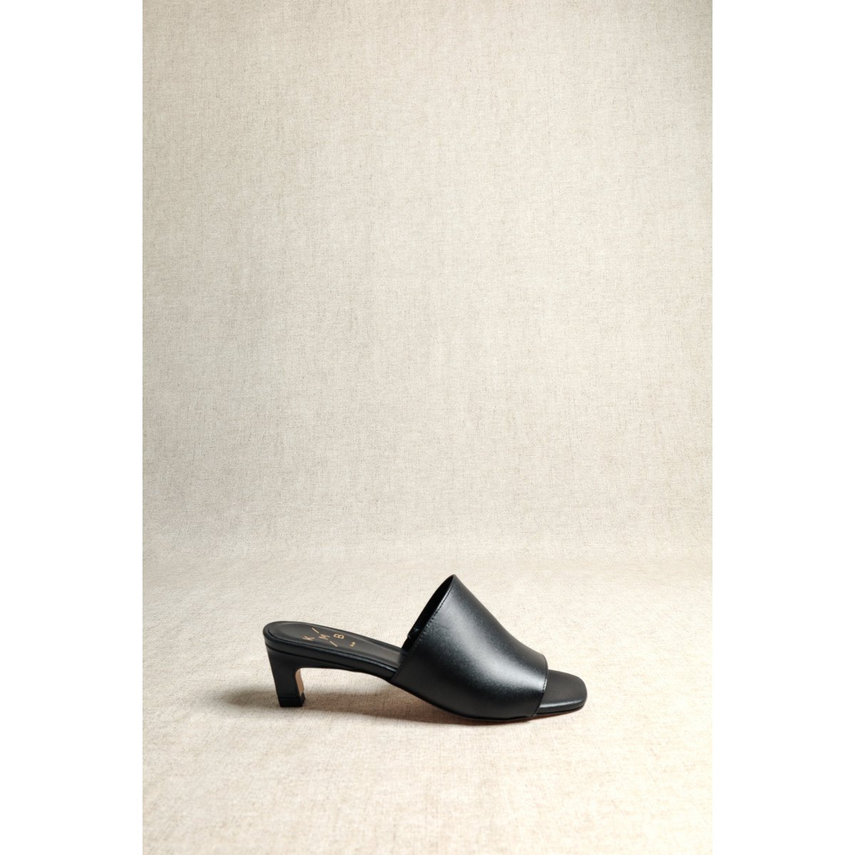 VIVIAN BLACK – Leder-Mules mit diagonalem Kitten-Heel