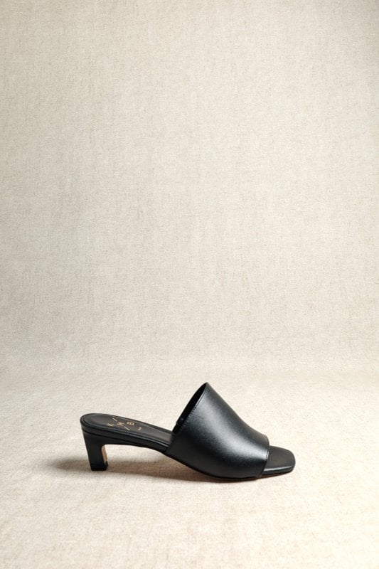 VIVIAN BLACK – Leder-Mules mit diagonalem Kitten-Heel