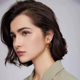 Ear Cuff con linea fluida geometrica 3D: un paio