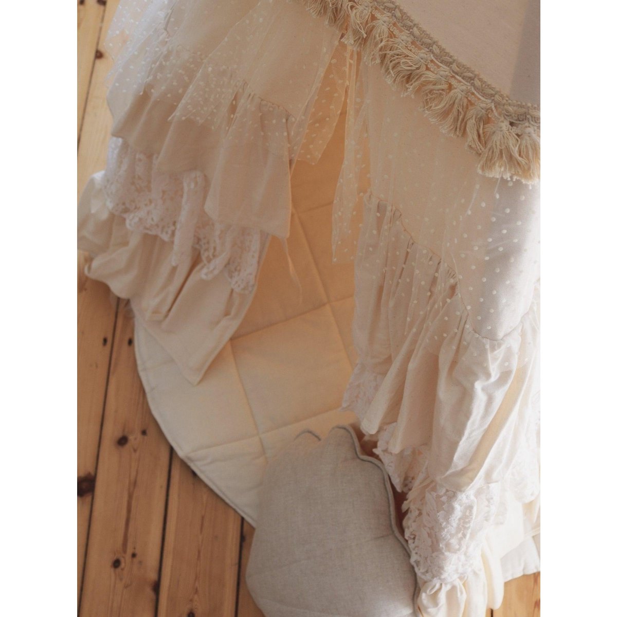Set „Shabby Chic“ Tipi mit Rüschen und Blättermatte „Weiß“.