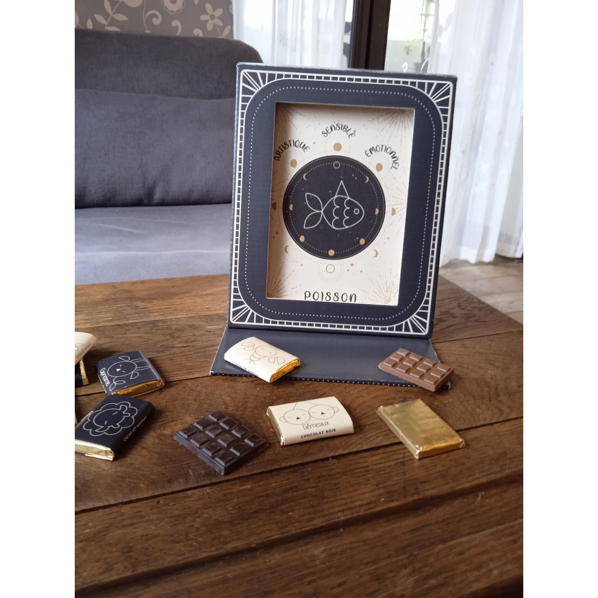 ASTROLOGI CHOKOLADER -SORT- FOTORAMME EMBALLAGE © + KORT