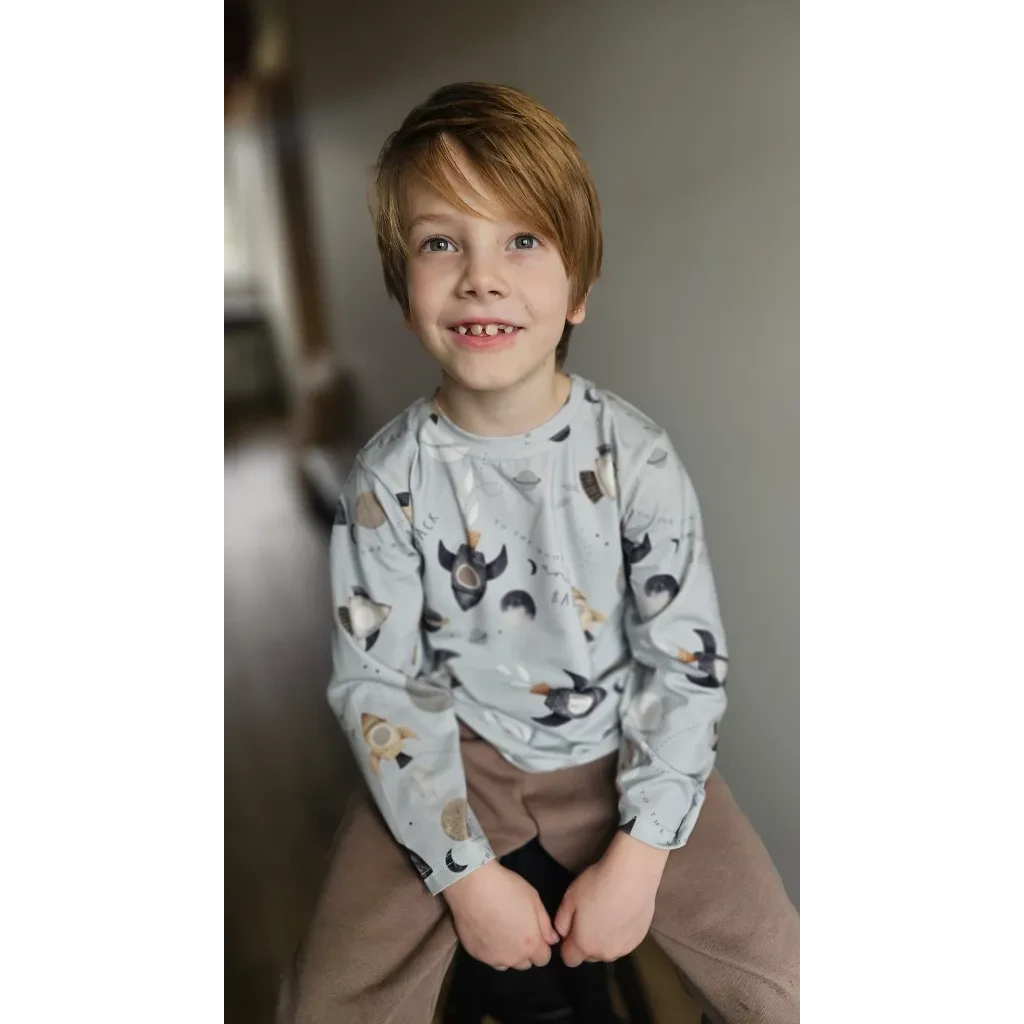 Kids long sleeve T-shirt with space print – light blue