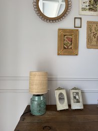 Rundgrøn keramisk bordlampe med metallisk - sølvfarvet/antik gyldne strømme med rafia/rotting trommeskygge. 34 cm meget unikt farvedesign