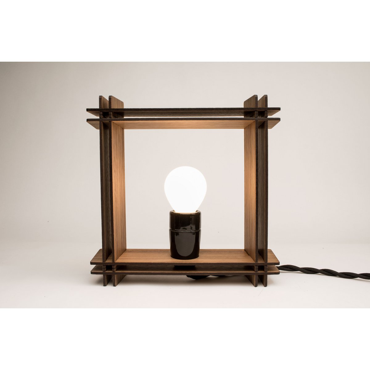 Hashtag LAMP No. 1 quadratisch Walnuss – Minimalistische dimmbare Tischlampe – Weihnachtsgeschenk