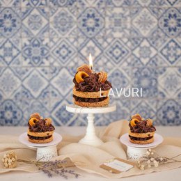 LAVURI® Caramel Cake Candle - Cake with whipped cream, chocolate bars and cookie rings as decoration