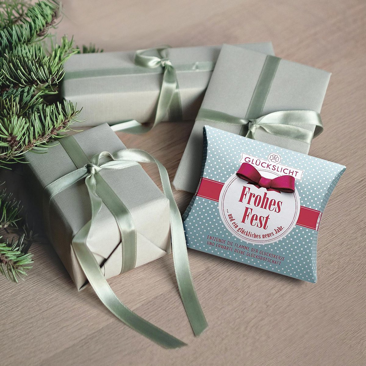 Luz de la suerte / En la caja de regalo con un lazo recortado 🎀 / Lunares / Felices fiestas