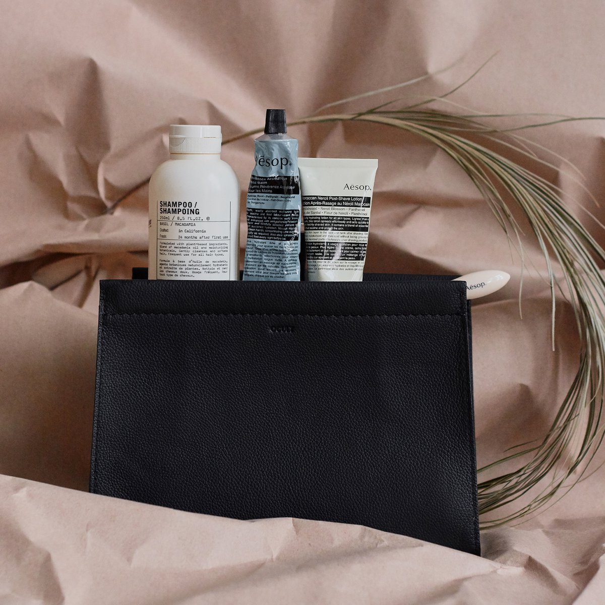 Borsa da toilette minimalista in pelle nera con sistema di chiusura magnetica