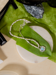 Collar de perlas del lago iluminado por la luna