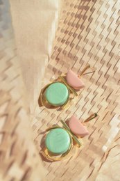 contrast in Dusty Rose en Gemarmerde Celadon-oorbellen