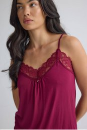 Bamboe kanten cami cropped broekpyjamaset in bordeaux