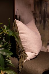  Decorative cushion with white fabric and black tassels, measuring 50x50 cm.