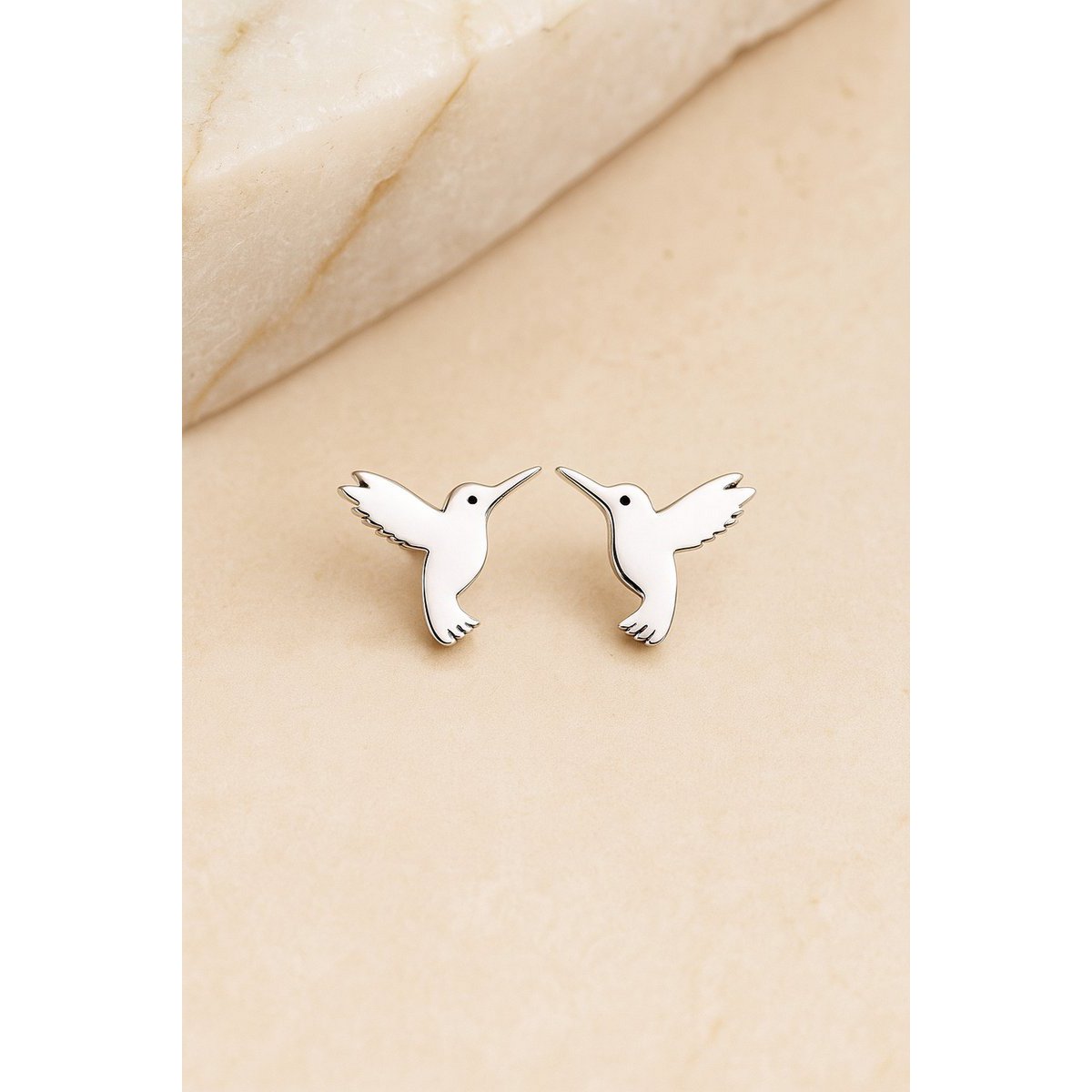 Oorbellen kolibrie roségoud stud — stainless steel 18kt PVD 0,8 cm — Lundholm Vivian in geschenkdoos