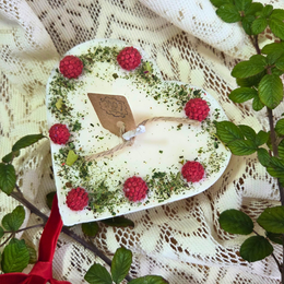 Herz-Geschenkbox, großes Herz mit Himbeeren