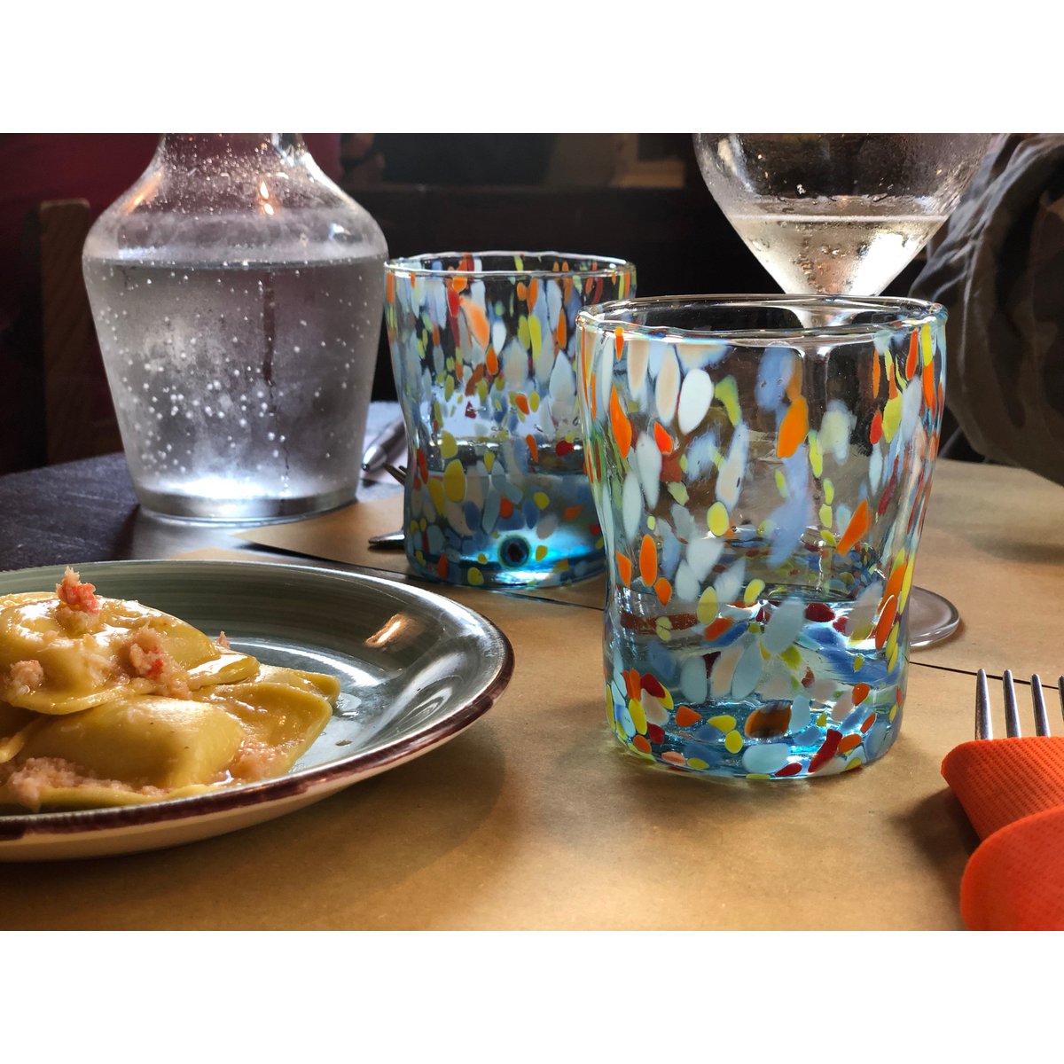Klassische Trinkgläser aus mundgeblasenem und handgefertigtem Glas mit Murano-Murrin, Linie „I Colori di Murano“, 350 ml. Hergestellt in Italien