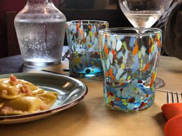 Klassische Trinkgläser aus mundgeblasenem und handgefertigtem Glas mit Murano-Murrin, Linie „I Colori di Murano“, 350 ml. Hergestellt in Italien