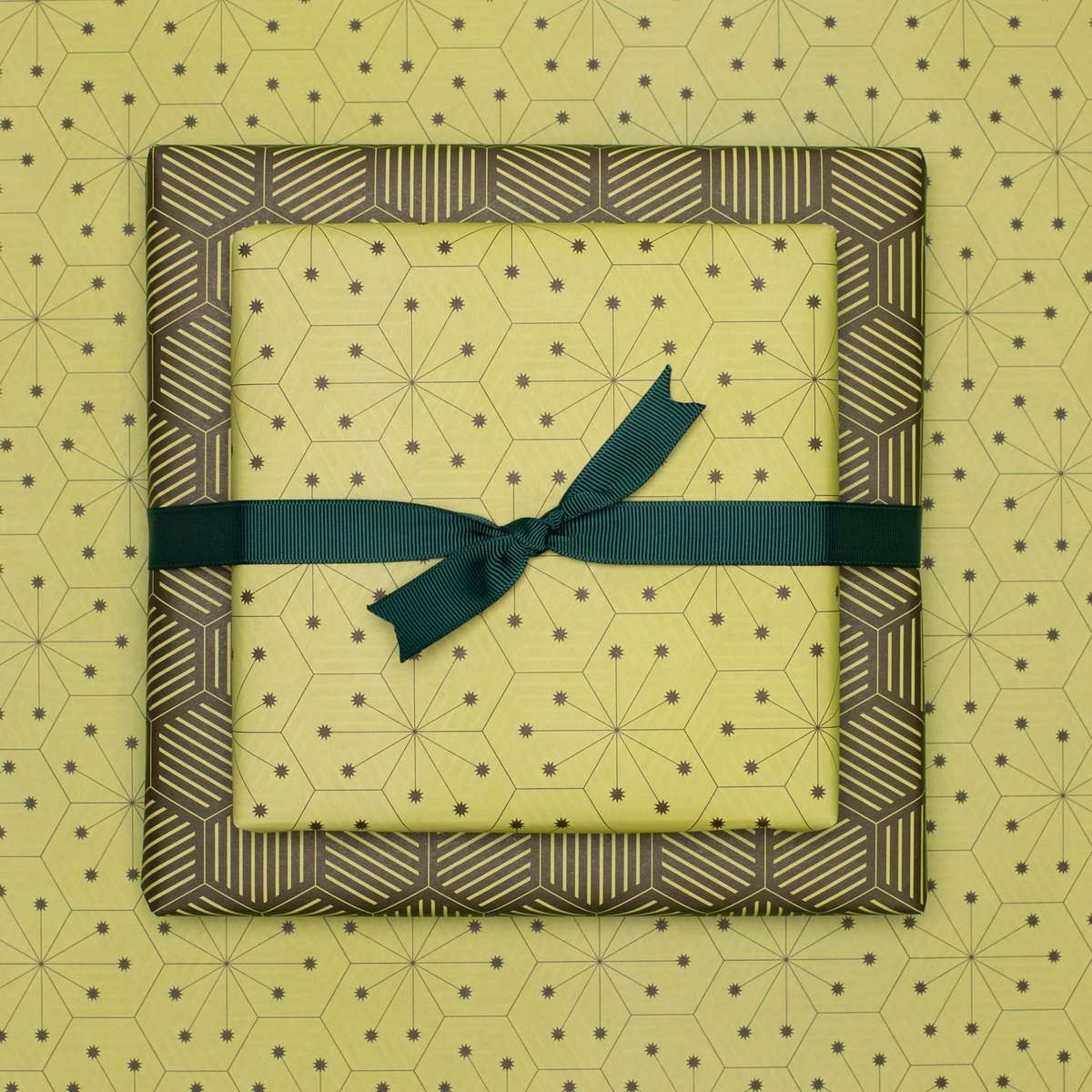 Papier d'emballage vert, papier d'emballage graphique vert clair et vert foncé, merveilleusement emballé pour les cadeaux de Pâques, pour emballer des cadeaux masculins ou comme cadeaux de Noël