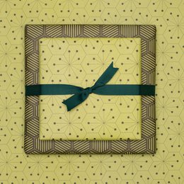 Papier d'emballage vert, papier d'emballage graphique vert clair et vert foncé, merveilleusement emballé pour les cadeaux de Pâques, pour emballer des cadeaux masculins ou comme cadeaux de Noël