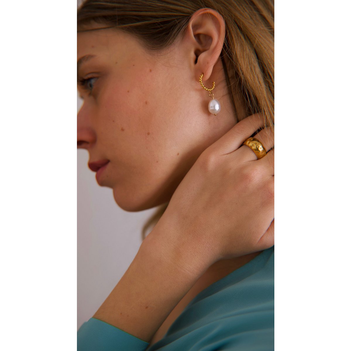 Fascia in lamina d'oro e anello di perle