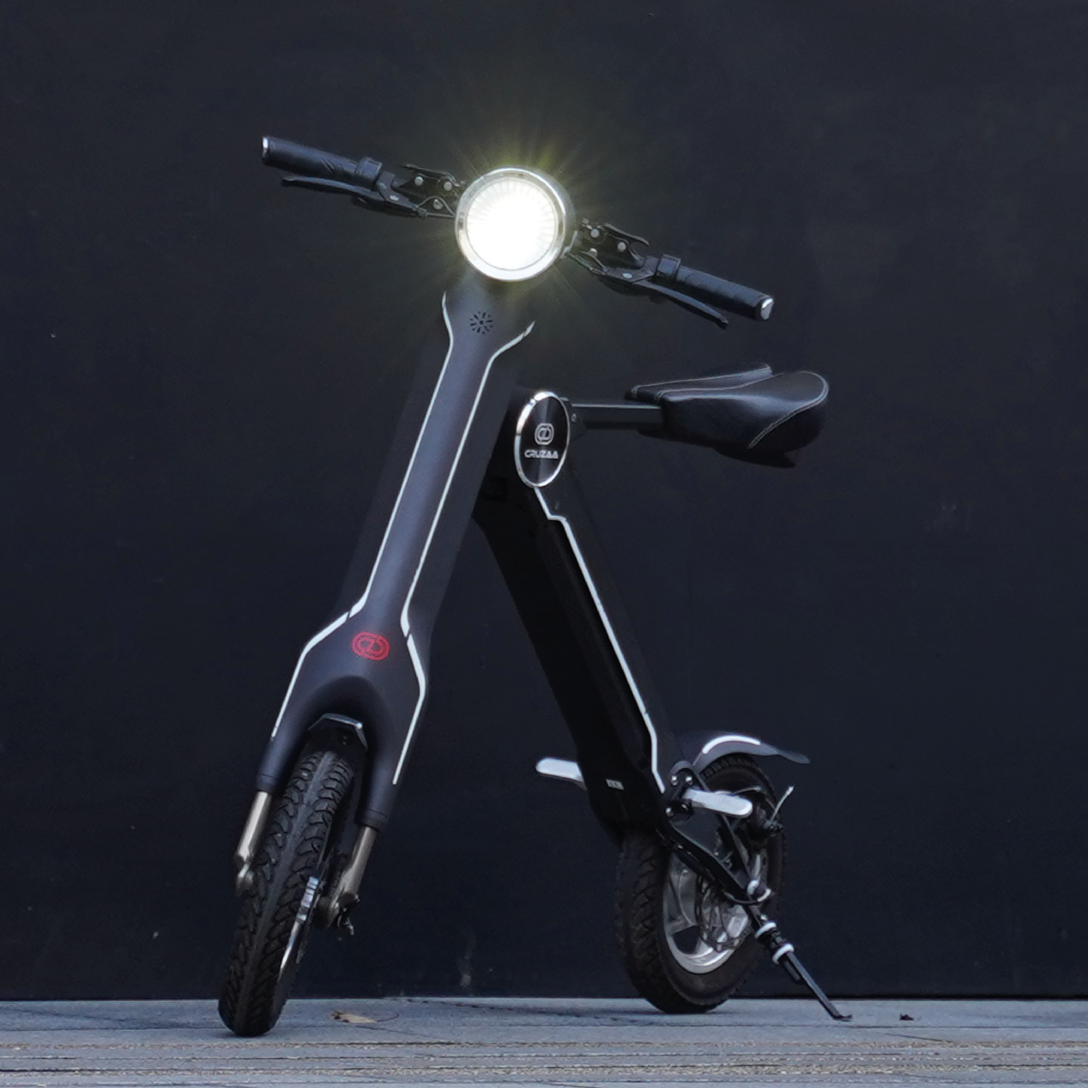 De officiële exclusieve Cruzaa E-Scooter Carbon Black