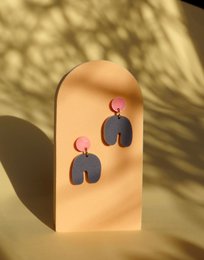 Små Squishy Arch øreringe i pink mørkeblå