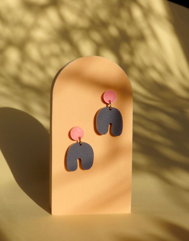 Små Squishy Arch øreringe i pink mørkeblå