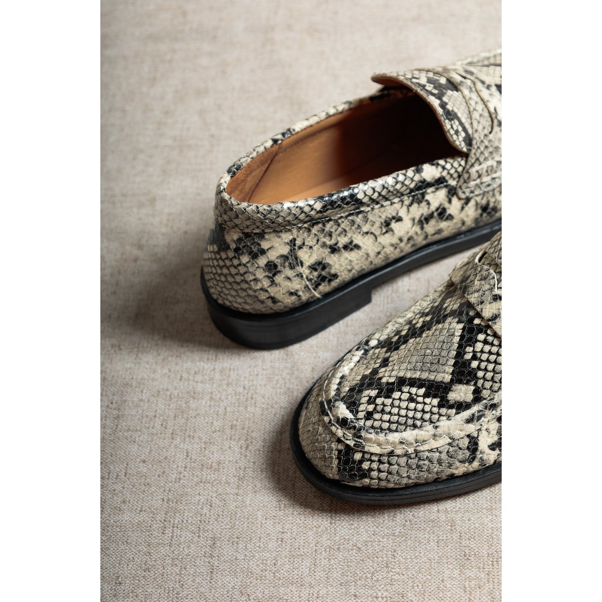 EMILIA OFF WHITE – Leder-Loafer mit Schlangenprägung