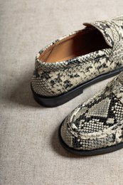 EMILIA OFF WHITE – Leder-Loafer mit Schlangenprägung