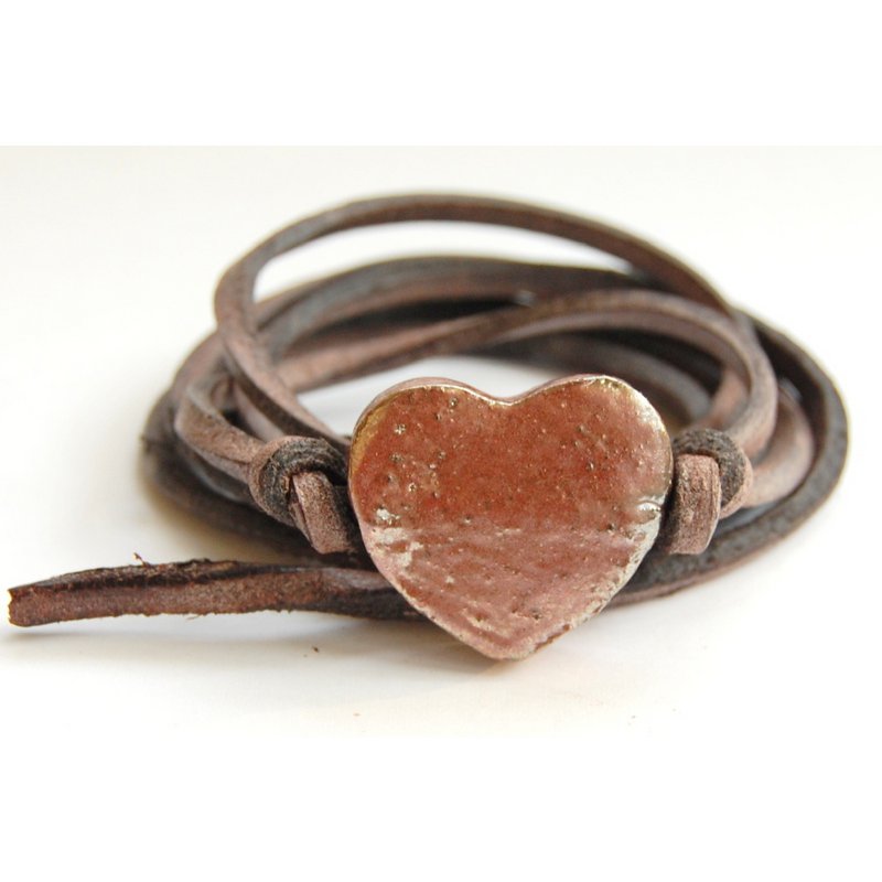 Pulsera de cordón de cuero con corazón de oro rosa