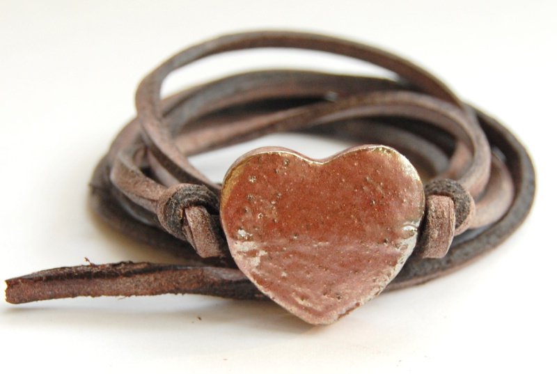 Pulsera de cordón de cuero con corazón de oro rosa