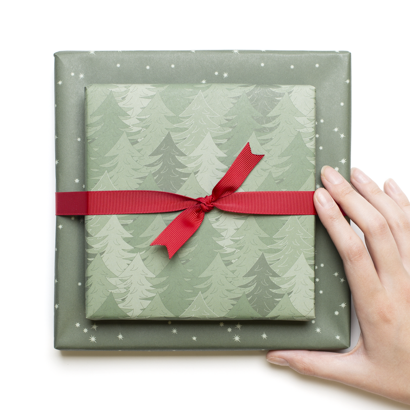 Carta da regalo natalizia sostenibile verde, carta da regalo Alberi di Natale e stelle - carta da regalo fronte-retro realizzata con carta riciclata al 100%.