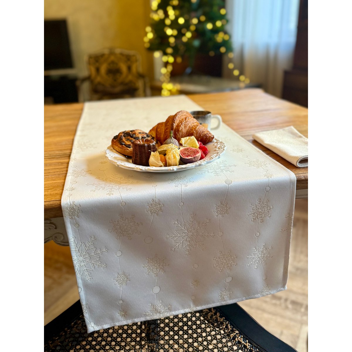 Christmas Table Runner, different sizes | Golden Snowfall