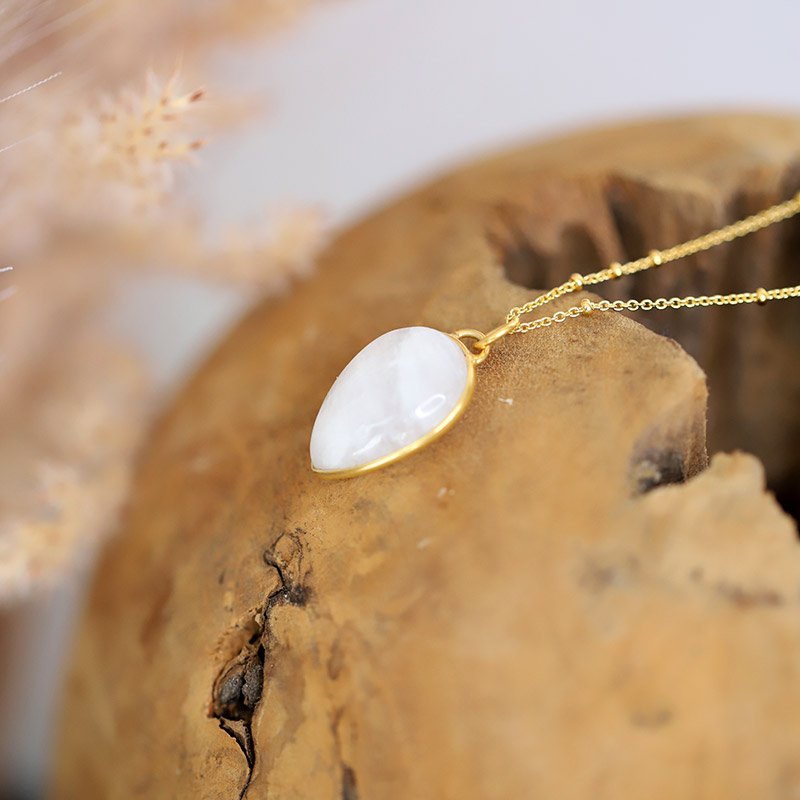 Collar con colgante de piedra lunar