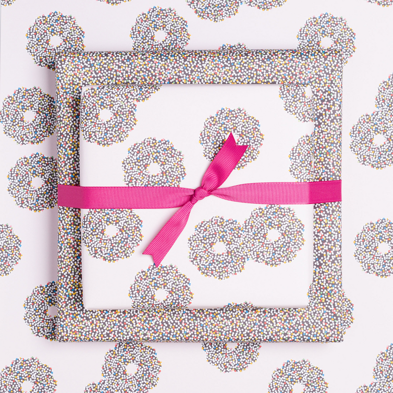 Carta da regalo natalizia sostenibile carta da regalo rosa, marrone rosa "Ghirlande di cioccolato" - carta da regalo fronte-retro realizzata con carta riciclata al 100%