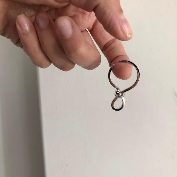 Polsino auricolare con nodo minimalista: pezzo unico