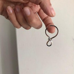Polsino auricolare con nodo minimalista: pezzo unico