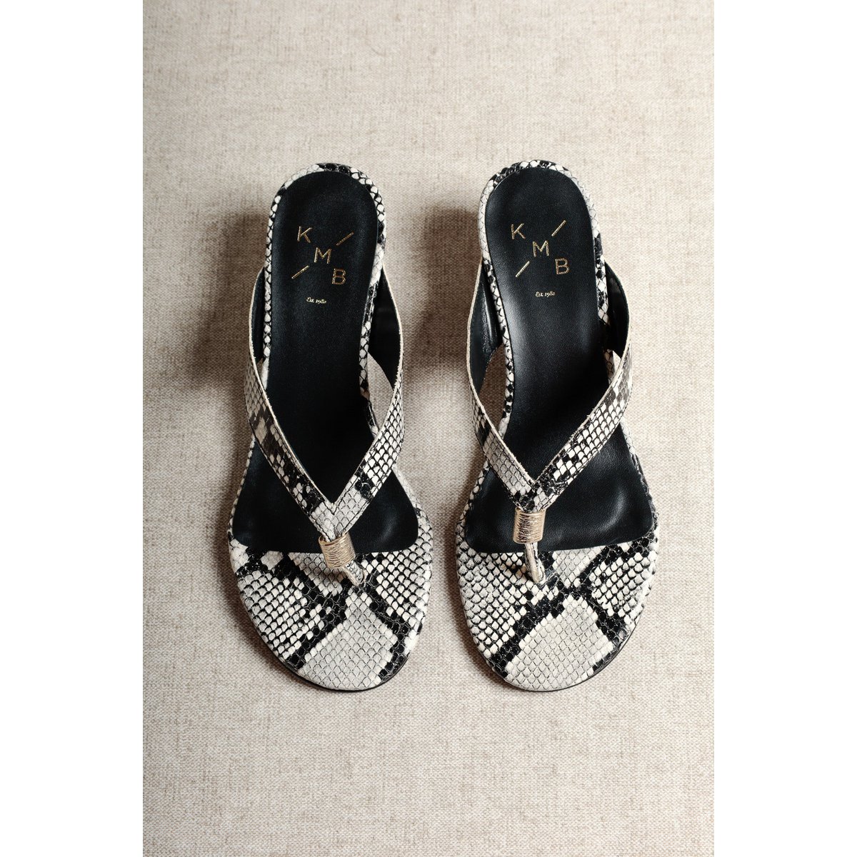 AURORA OFF WHITE – Keil-Zehensteg-Sandalen aus Leder mit Schlangenprägung