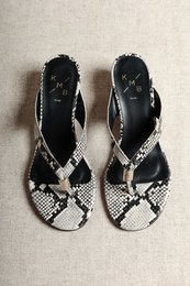 AURORA OFF WHITE – Keil-Zehensteg-Sandalen aus Leder mit Schlangenprägung