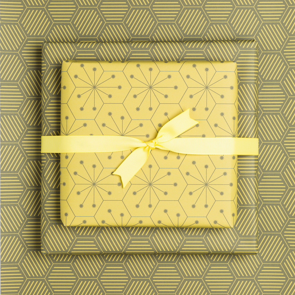 Papier d'emballage vert, papier d'emballage graphique vert clair et vert foncé, merveilleusement emballé pour les cadeaux de Pâques, pour emballer des cadeaux masculins ou comme cadeaux de Noël