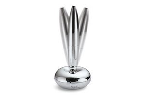 Lucy pen with magnetic stand
