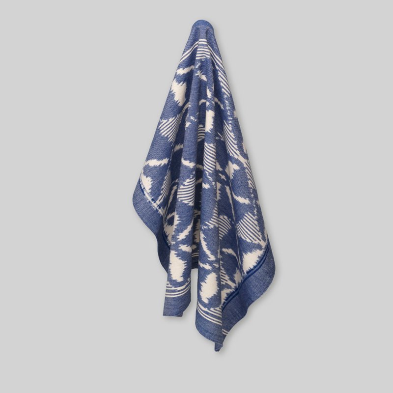 Paño de cocina, ikat tejido a mano, patrón de rombos en azul/crudo