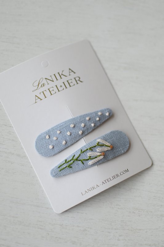 Hårspænder blå blomst + prikker