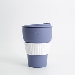 Griply foldable coffee cup - Provence Blue - 470 ML. A reusable travel mug made of durable silicone and plastic. Features a sleek, minimalist design in a soft blue color. Folds for easy storage and transport.