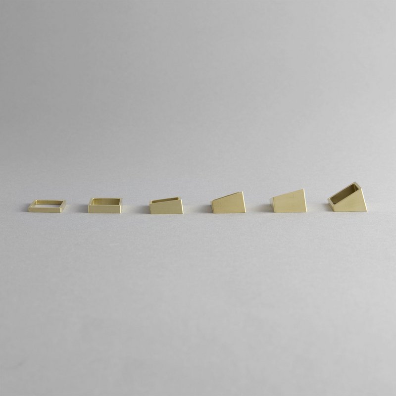 QUADRATISCHER RING AUS MESSING