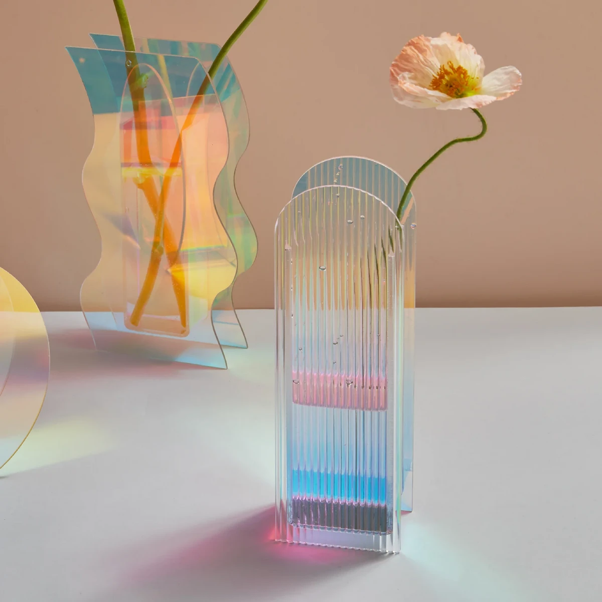 Vase en acrylique irisé au design en arc bohème et aux reflets lumineux par Pavao Studio