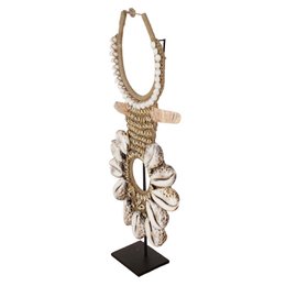 J47 Schelpenketting Op Standaard