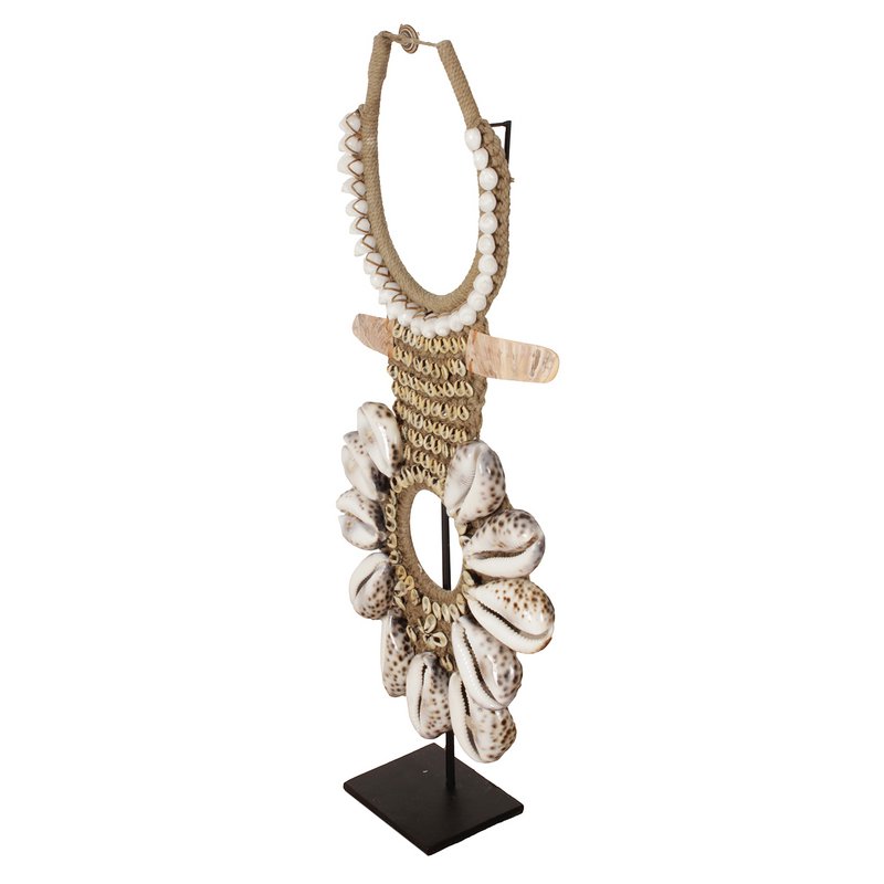 J47 Schelpenketting Op Standaard